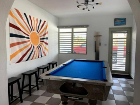 Casa Rame- Apt A- Retro-Chic, Pool Table, King & Queen Beds